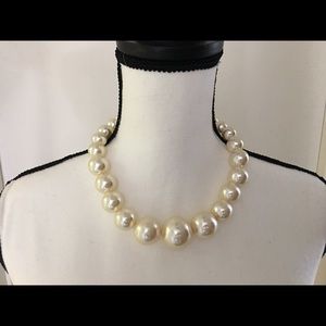 Chunky imitation pearl necklace